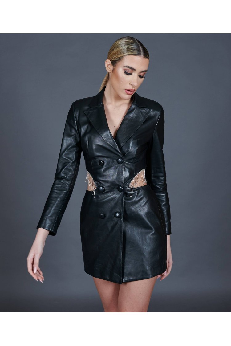 Robe cuir noir à double boutonnage avec chaîne bijou