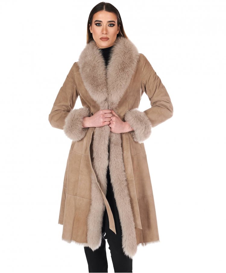 Manteau en mouton suedé beige avec bords renard