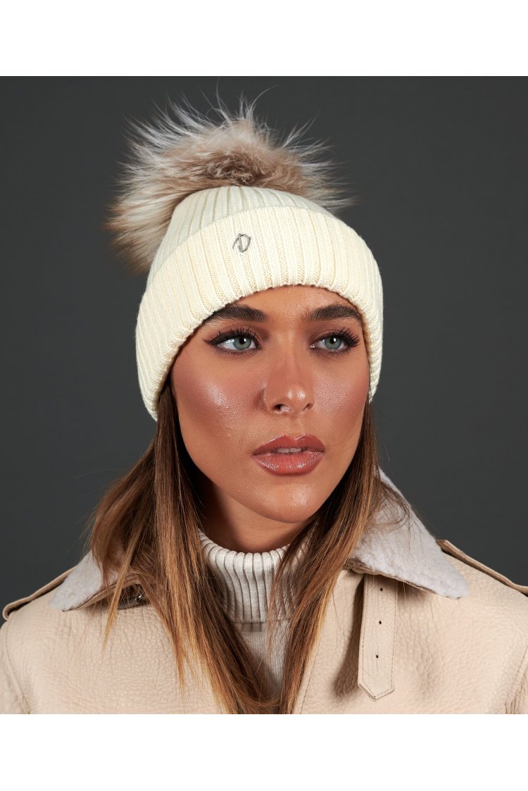 Bonnet en laine crème avec pompon en fourrure pastel  