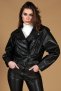 Chiodo oversize corto in pelle nera con cintura