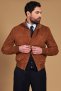Braune wildlederjacke mit knöpfen aufgesetzten taschen  